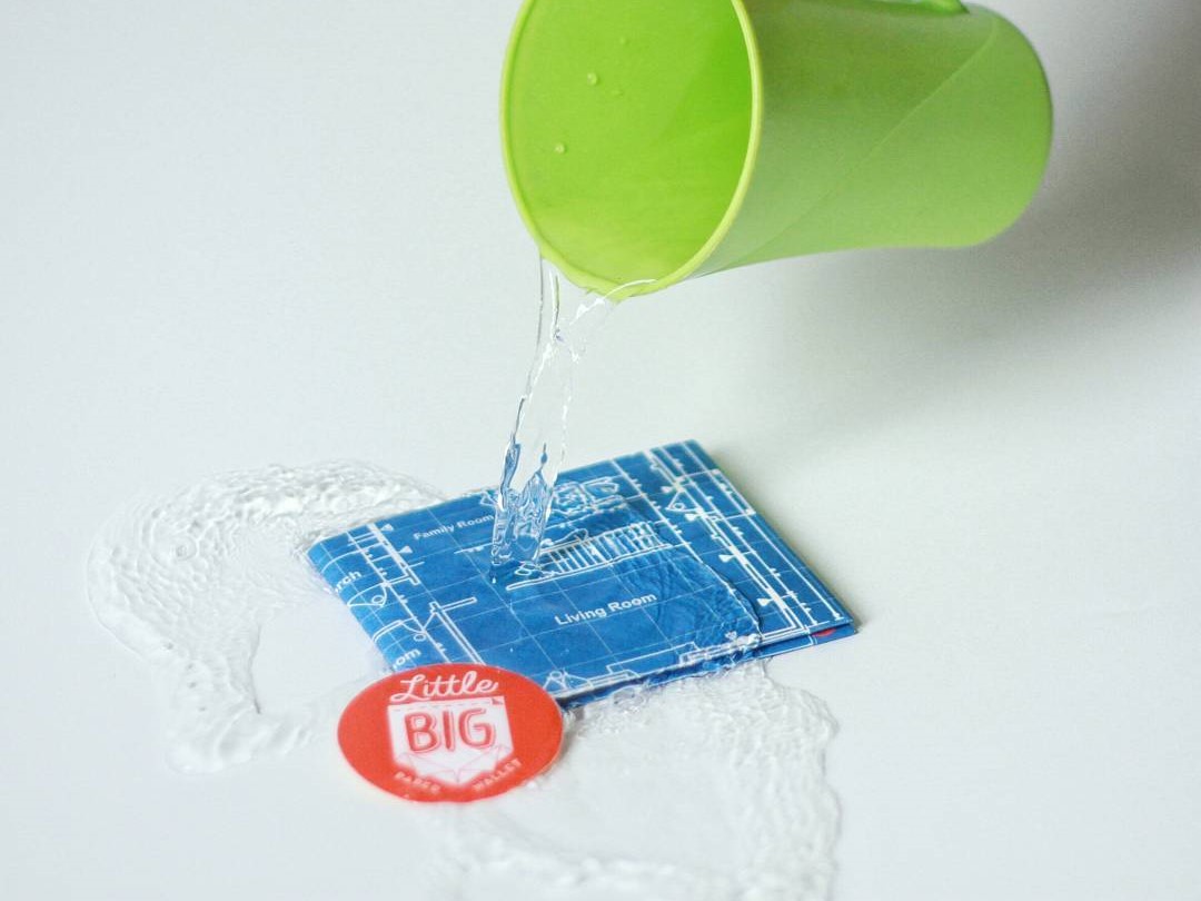 Percobaan materi dompet Little Big Paper terbuat dari bahan daur ulang plastik yang anti-air